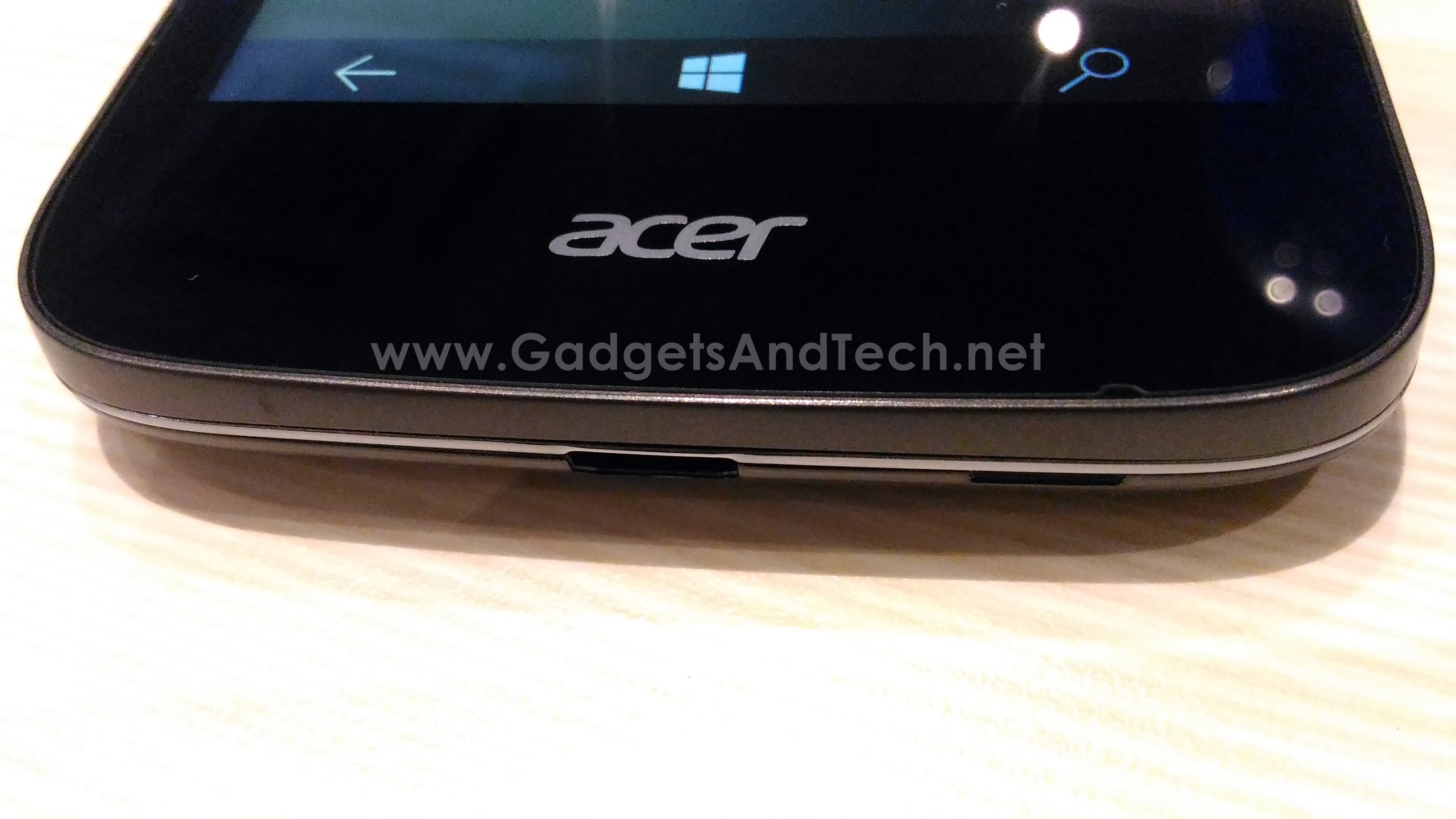 Acer Liquid M330 close up bottom