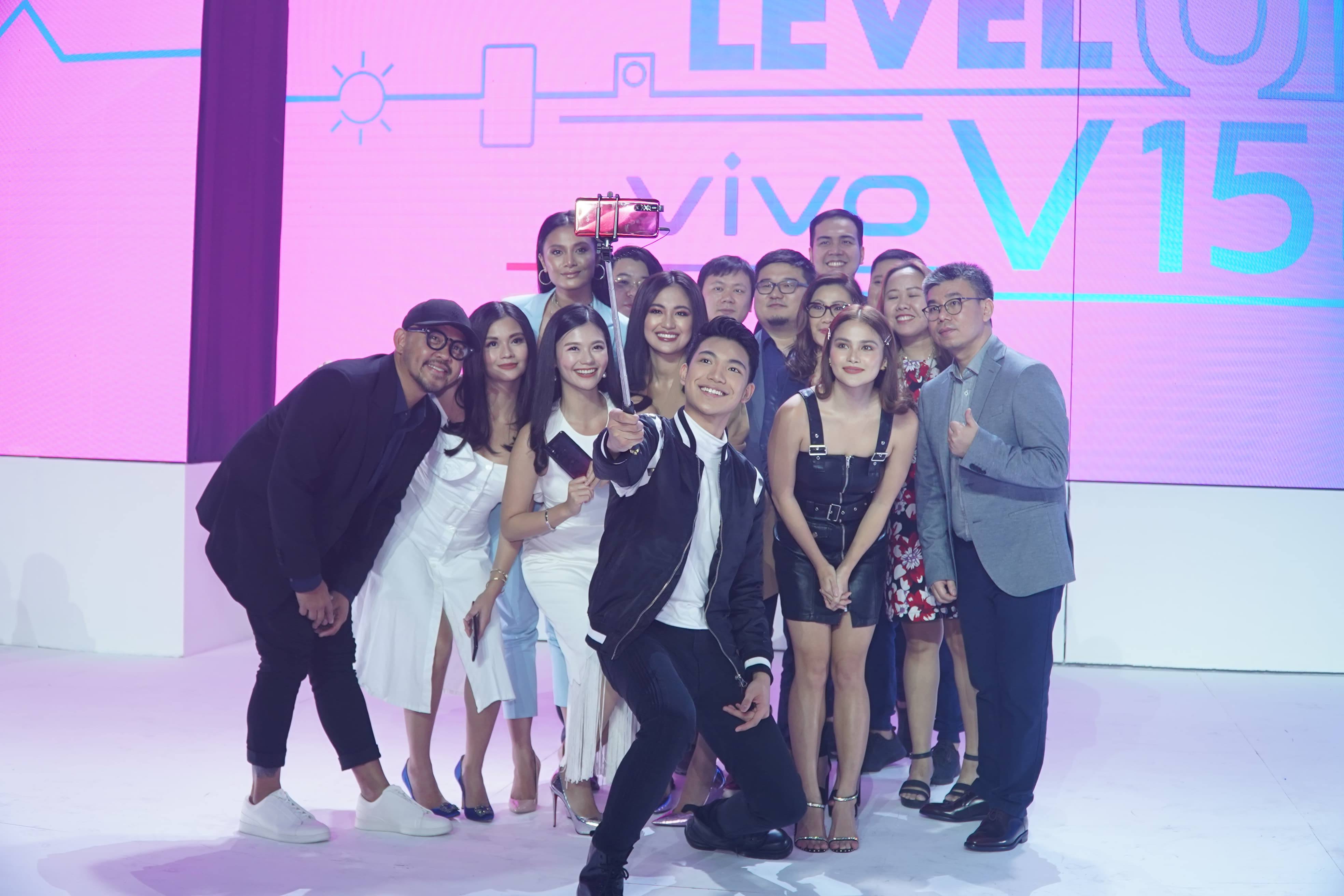 Darren Espanto uses the Vivo V15 Pro’s 32MP elevating front camera to snap a groufie with fellow singer Julie Ann San Jose, celebrities Elisse Joson and Klea Pineda, and Vivo executives